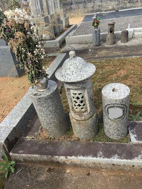 何か意味がありそうなお墓たち　岐阜のお墓掃除「磨き専隊」です