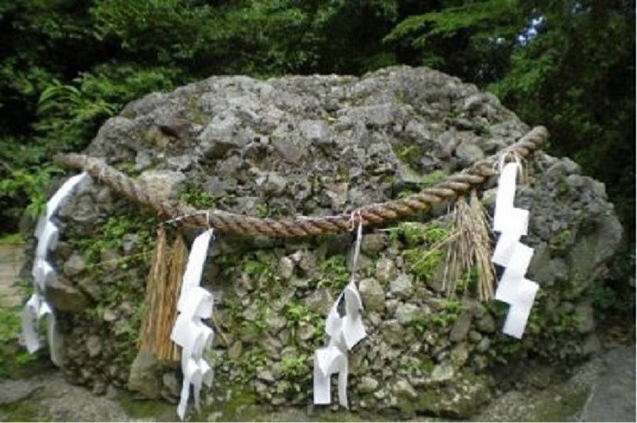 さざれ石こそ　経営者にふさわしい墓石だ　岐阜のお墓掃除屋「磨き専隊」です