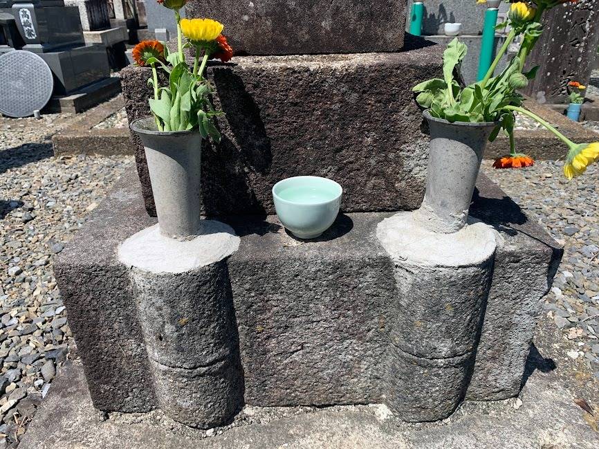 私のお勧めの花筒は　これだ !　岐阜のお墓掃除屋「磨き専隊」です