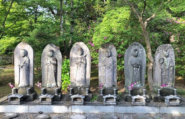 墓地を見守る6体の地蔵様たち　岐阜のお墓掃除屋「磨き専隊」です
