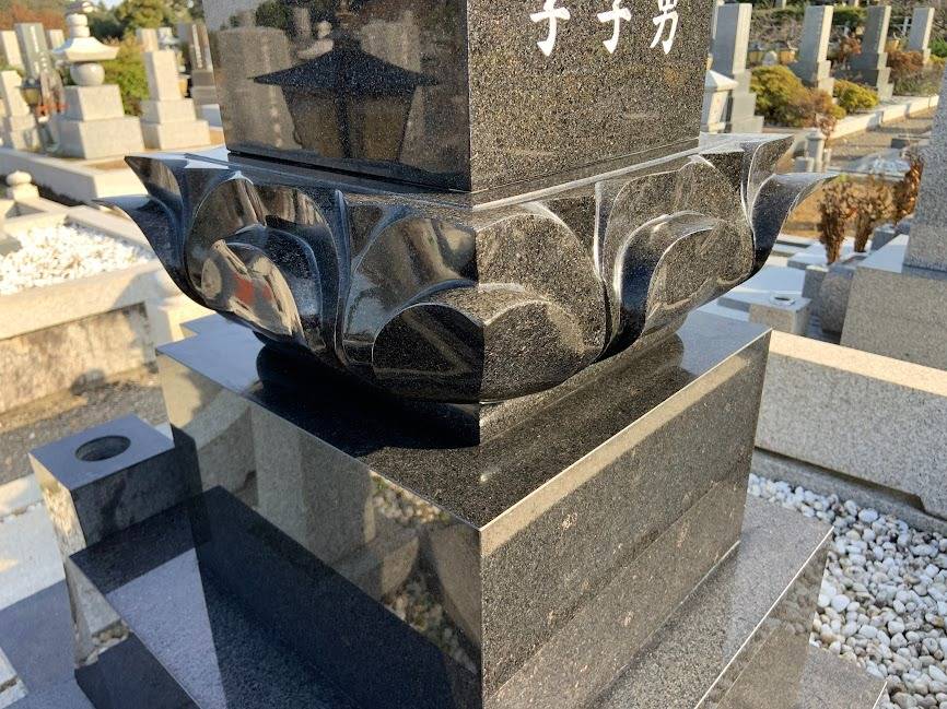クリーニング泣かせな　お墓の装飾部品とは　岐阜のお墓掃除屋「磨き専隊」です