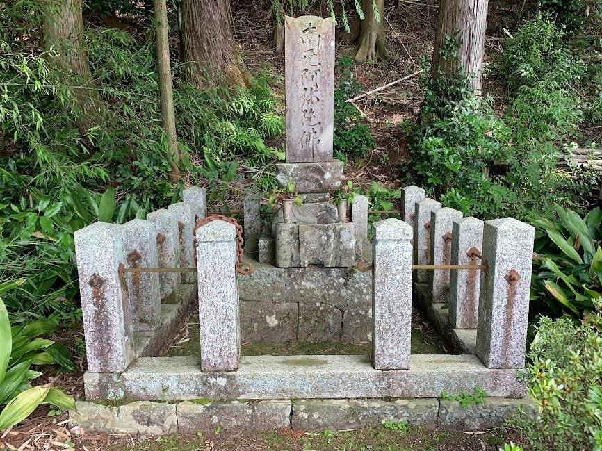 お墓が綺麗になるなら　吸血鬼なんて　怖くないわ💦　岐阜のお墓掃除屋「磨き専隊」です