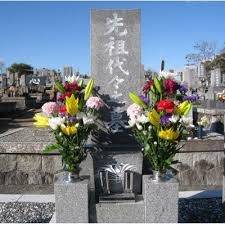 お墓のお花が長くきれいでいてくれたら嬉しいです　岐阜のお墓掃除屋「磨き専隊」です