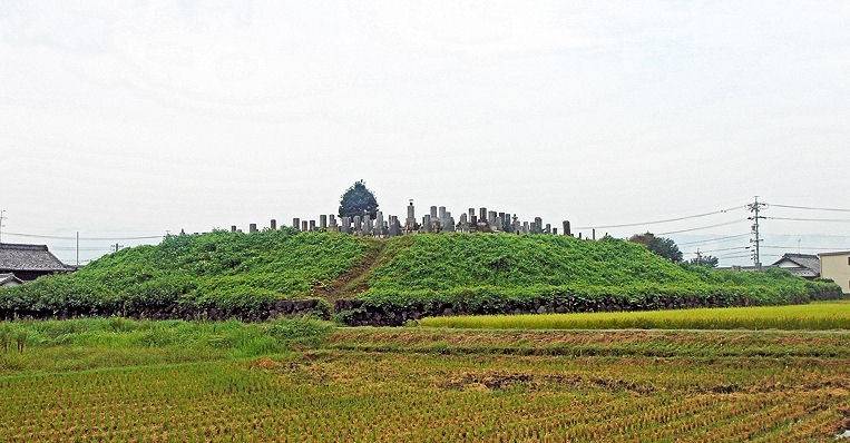 お墓の上にある墓地は　美しい　岐阜のお墓掃除屋「磨き専隊」です