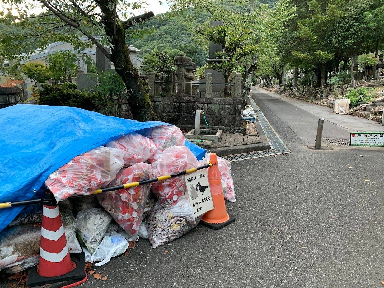 お盆後の墓地の様子知ってますか　お墓掃除屋「磨き専隊」です