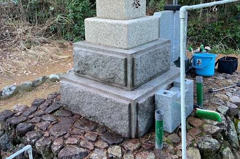 もう　花粉が飛んでます　山の中のお墓参りには花粉対策を