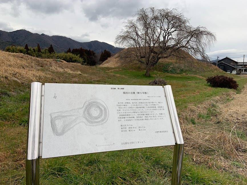 古墳は　大きすぎて　お参りする事も忘れてしまいます　岐阜のお墓掃除屋「磨き専隊」です