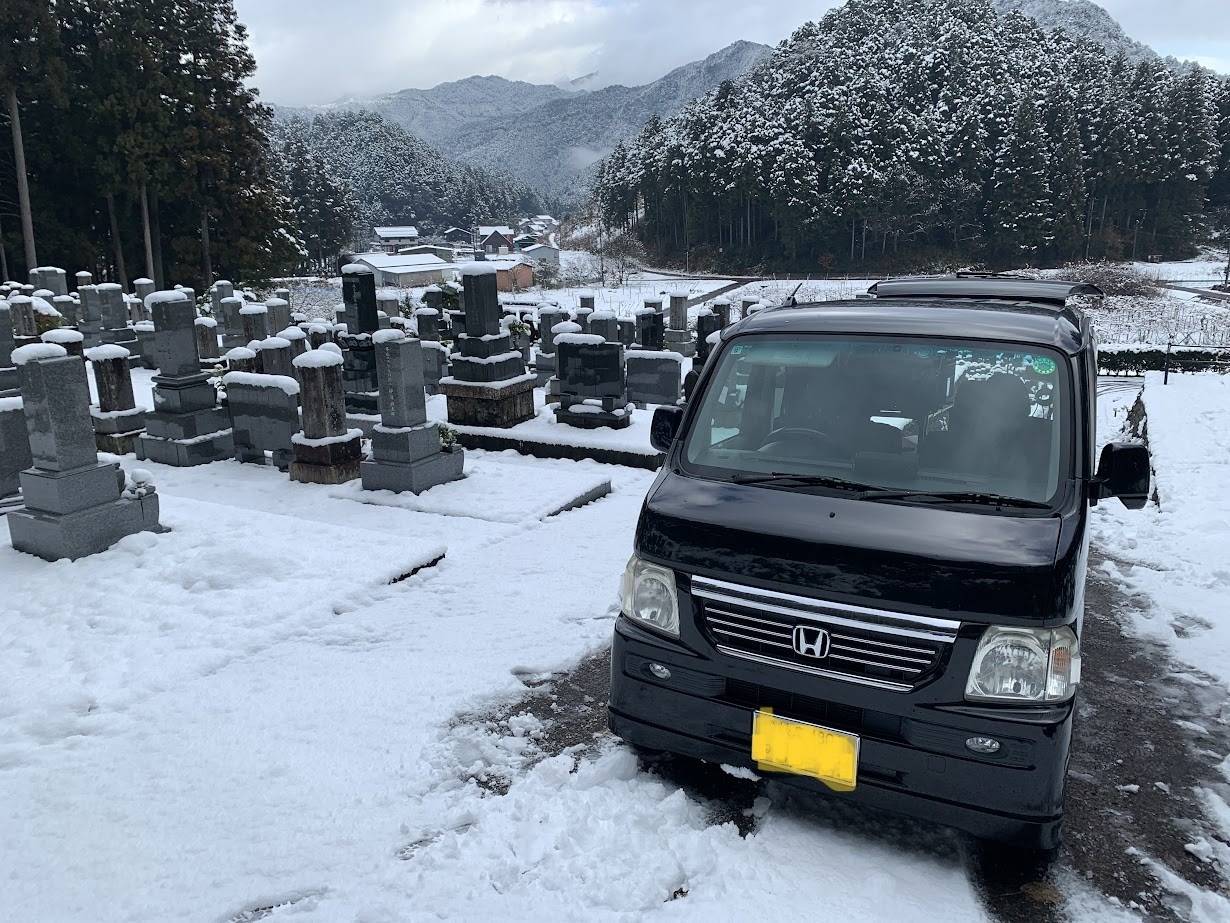 雪のお墓参りは命がけ　岐阜のお墓掃除屋「磨き専隊」です