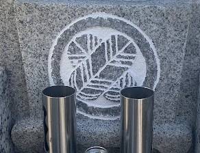 手彫りの文字の色入れは　リスクがあります　岐阜のお墓掃除屋「磨き専隊」です