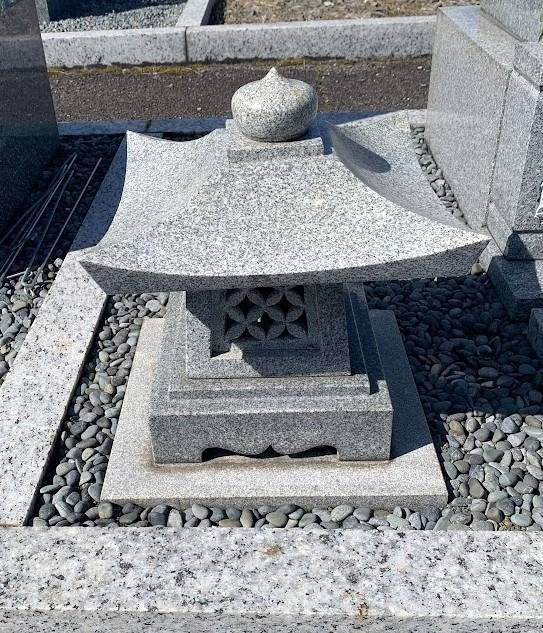 お墓の灯篭の意味は？　岐阜のお墓掃除屋「磨き専隊」です