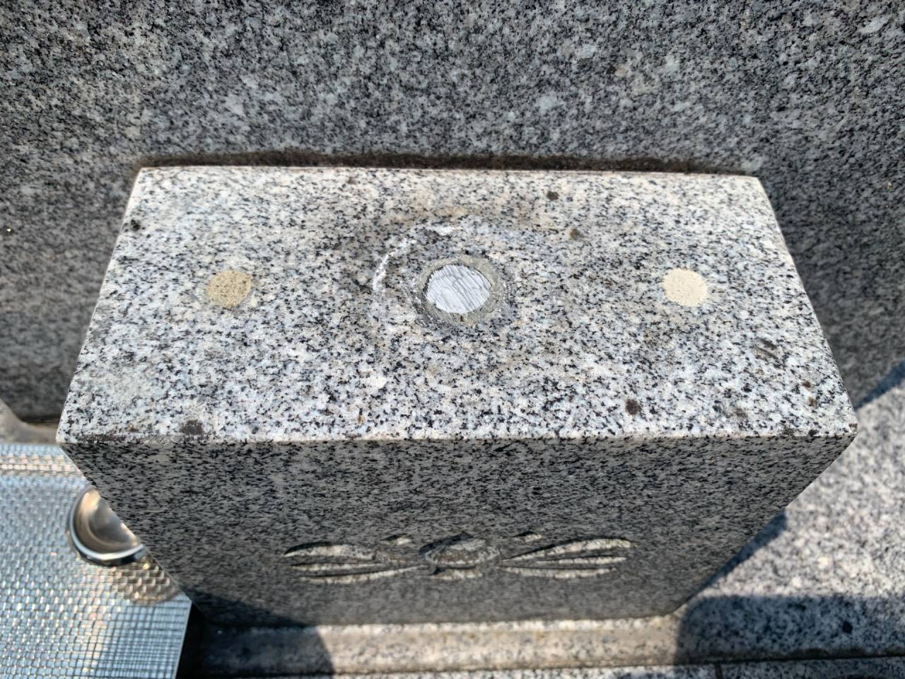 お墓の金属部品は接着部から壊れてきます　岐阜のお墓掃除屋「磨き専隊」です