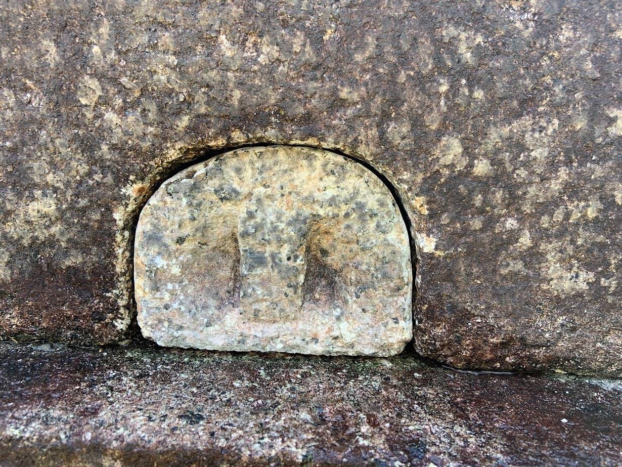 今では　珍しいお墓の後ろの穴　岐阜のお墓掃除屋「磨き専隊」です