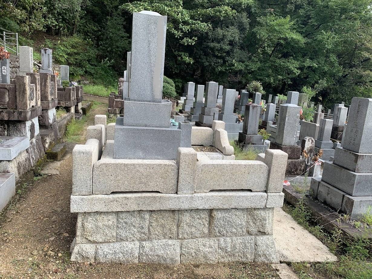 お墓の周りに立つ羽目板のグラツキに注意　岐阜のお墓掃除屋「磨き専隊」です