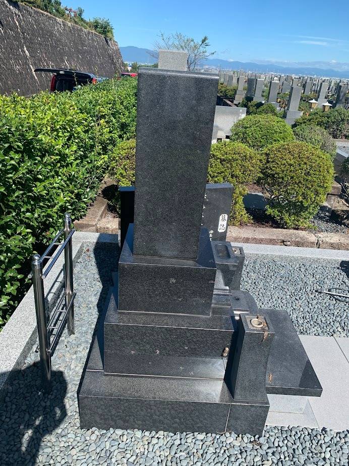 黒御影石の墓石には　ホンマに苦労します　岐阜のお墓掃除屋「磨き専隊」です