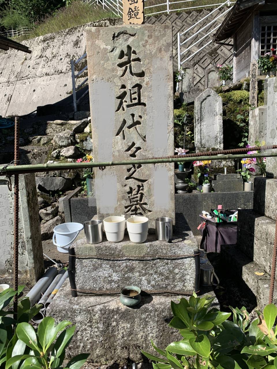 古い砂岩のお墓のひび割れ箇所は　要注意ですよ　岐阜のお墓掃除屋「磨き専隊」です