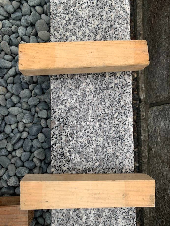 お墓の上には　鉄や木材を置かないで　岐阜のお墓掃除屋「磨き専隊」です