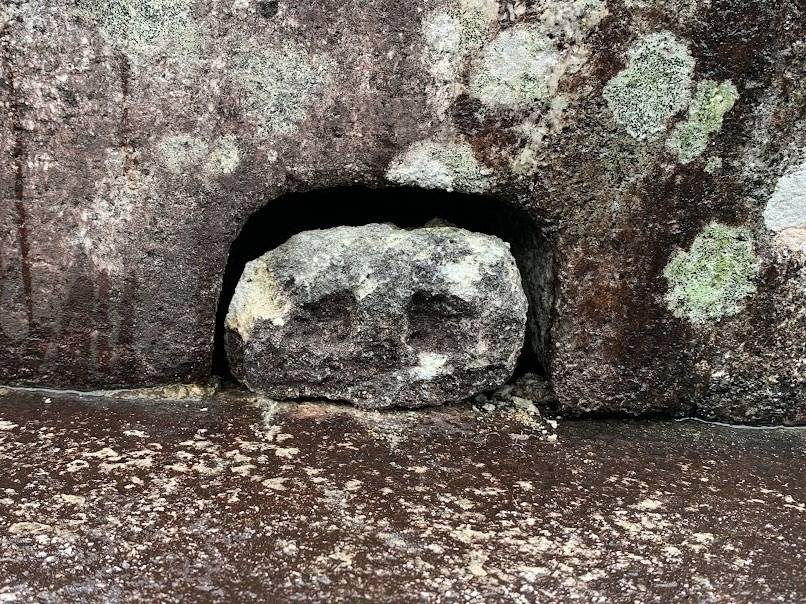 納骨室のフタに隙間があるとヤバいよ　岐阜のお墓掃除屋「磨き専隊」です