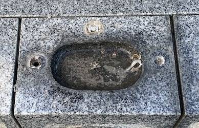 線香立ての交換は　ドキドキです　岐阜のお墓掃除屋「磨き専隊」です