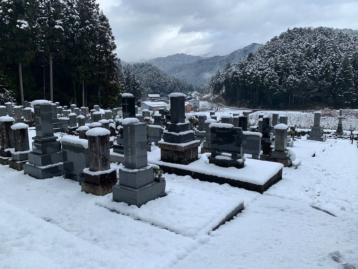 冬の寒さには　思いもしない苦労があります　岐阜のお墓掃除屋「磨き専隊」です